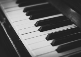Piano keyboard picture